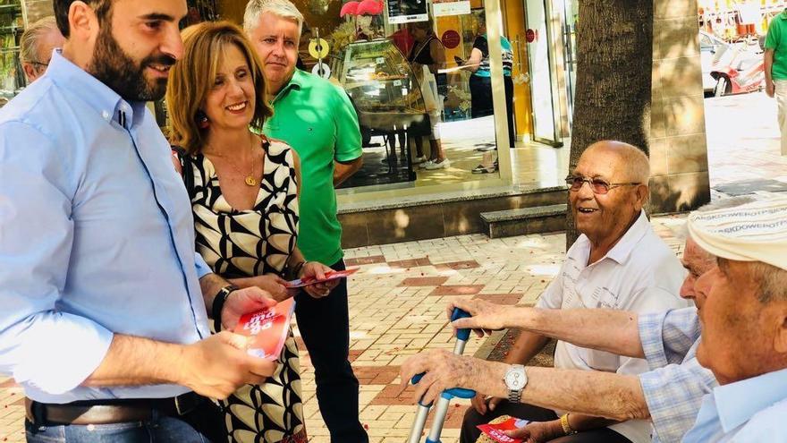 Dani Pérez, junto a varios vecinos del barrio de La Luz.