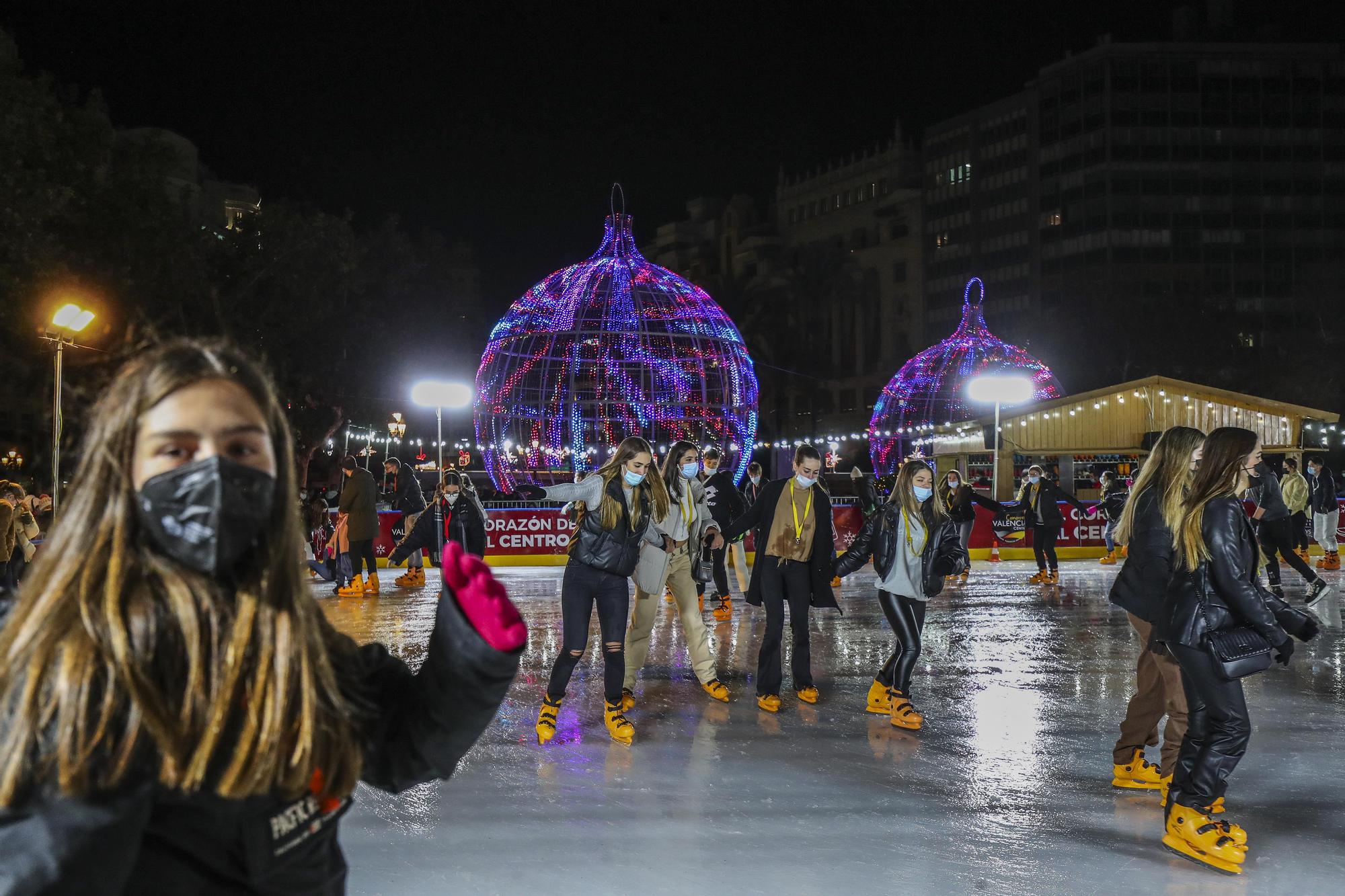 Pista de patinaje y luces de Navidad en la plaza del Ayuntamiento de València