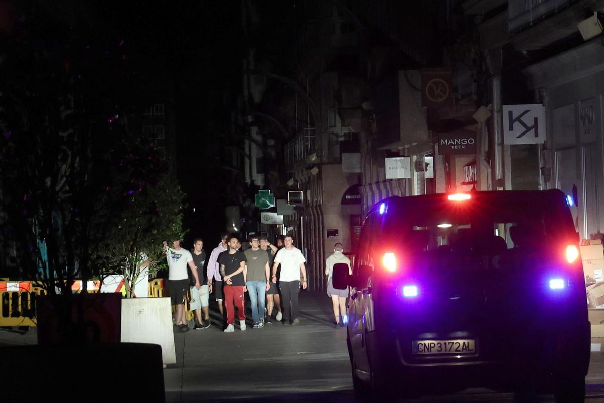 Un vehículo policial patrullando por la calle del Príncipe, a oscuras a causa del apagón.