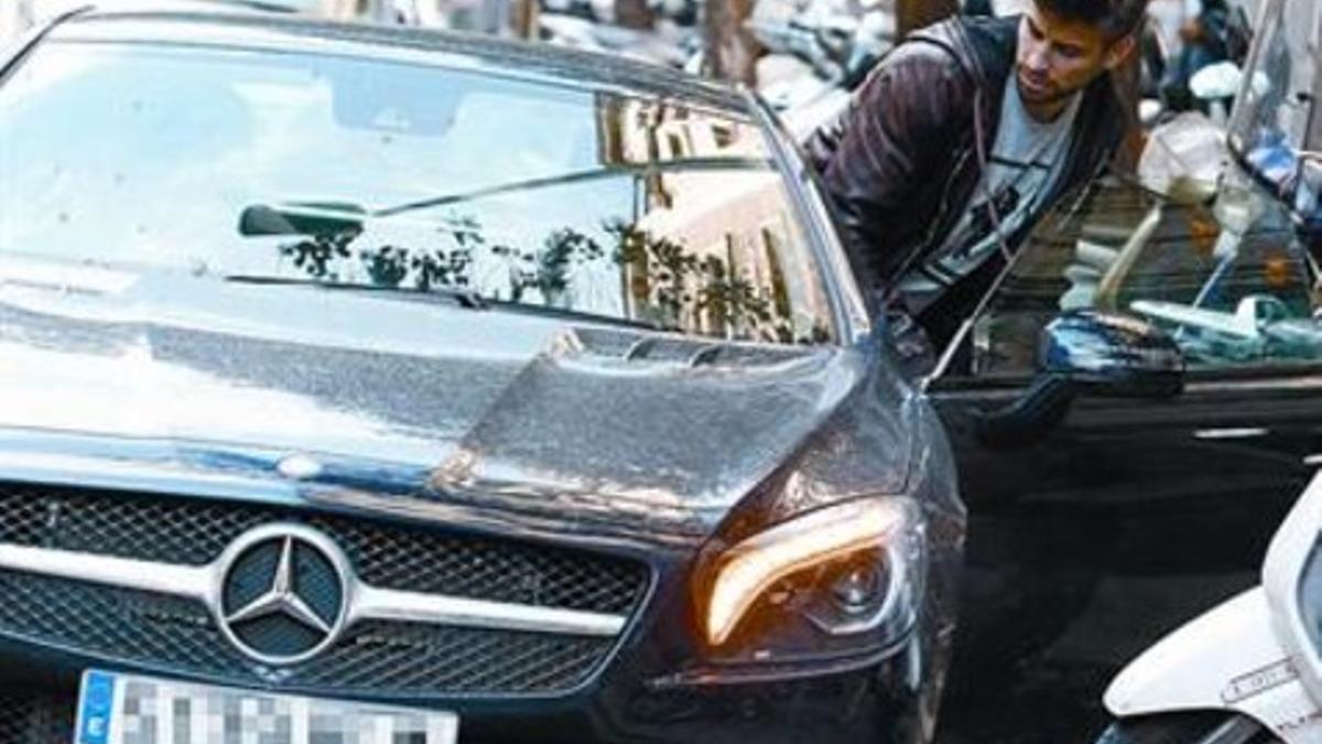 Gerard Piqué, subiendo a un coche en una calle de Barcelona.
