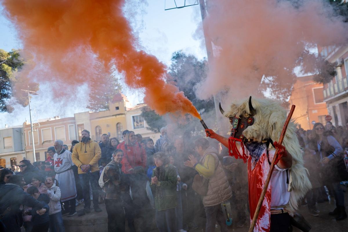 Pastores y figuras de la mitología vasca han recorrido las calles de Massanassa.