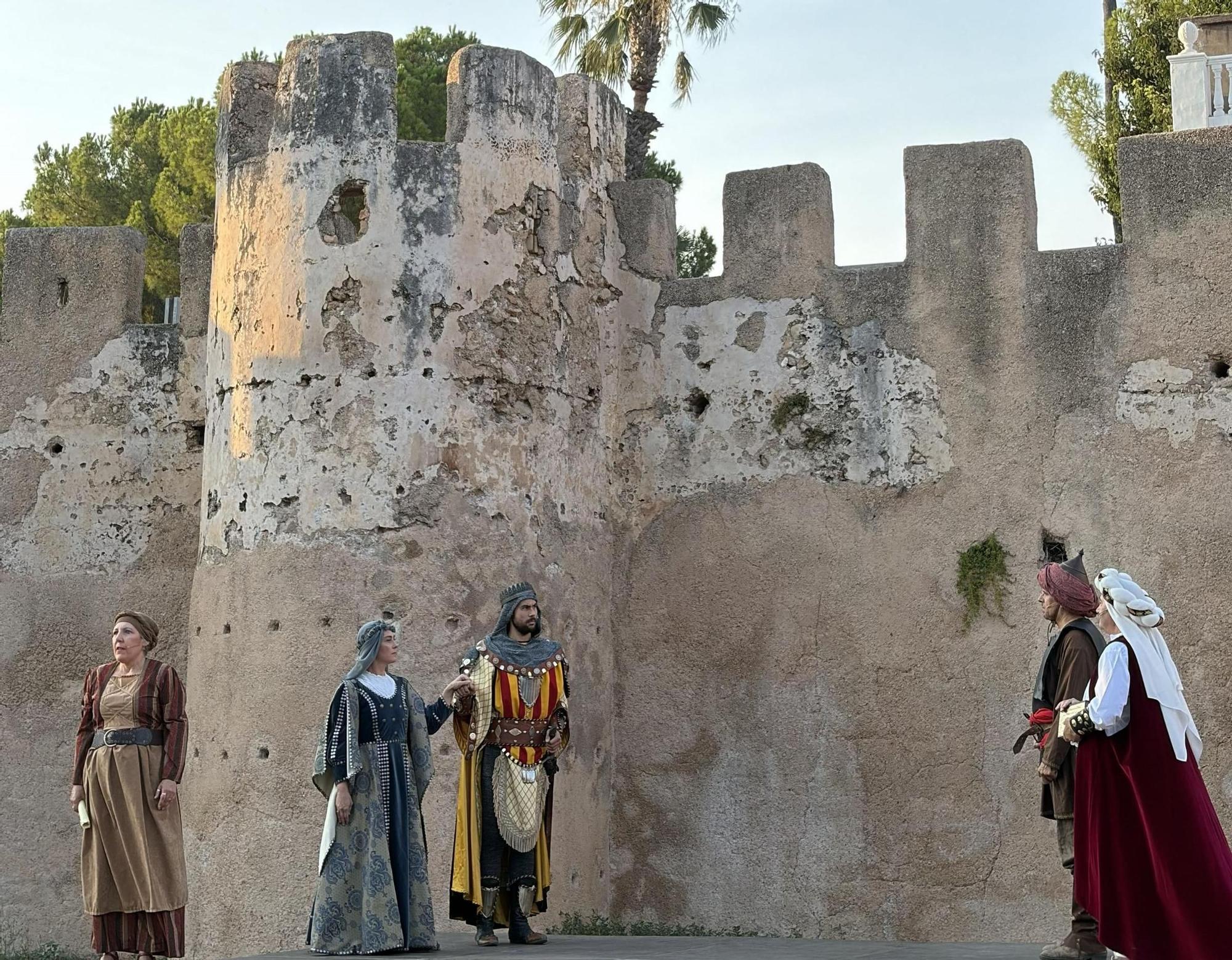 Representación teatral en la muralla de Alzira de una de las escenas de la vida de Jaume I.