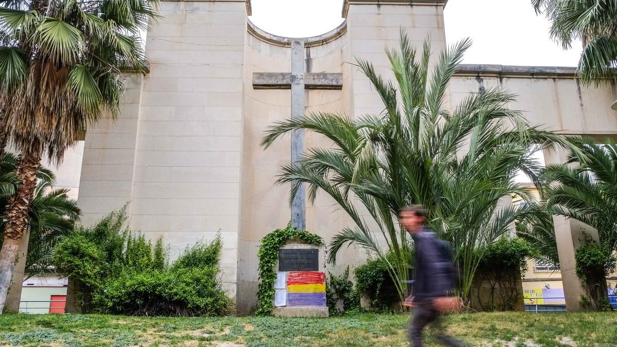 La Cruz de los Caídos de Elda con los colores de la bandera republicana pintados en la peana.