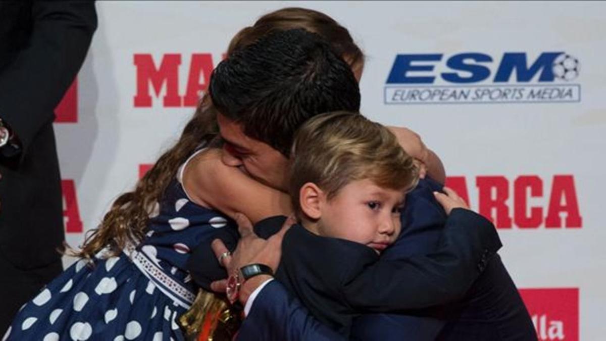 Luis Suárez abraza a sus hijos, Delfina y Benjamín, tras recoger la Bota de Oro