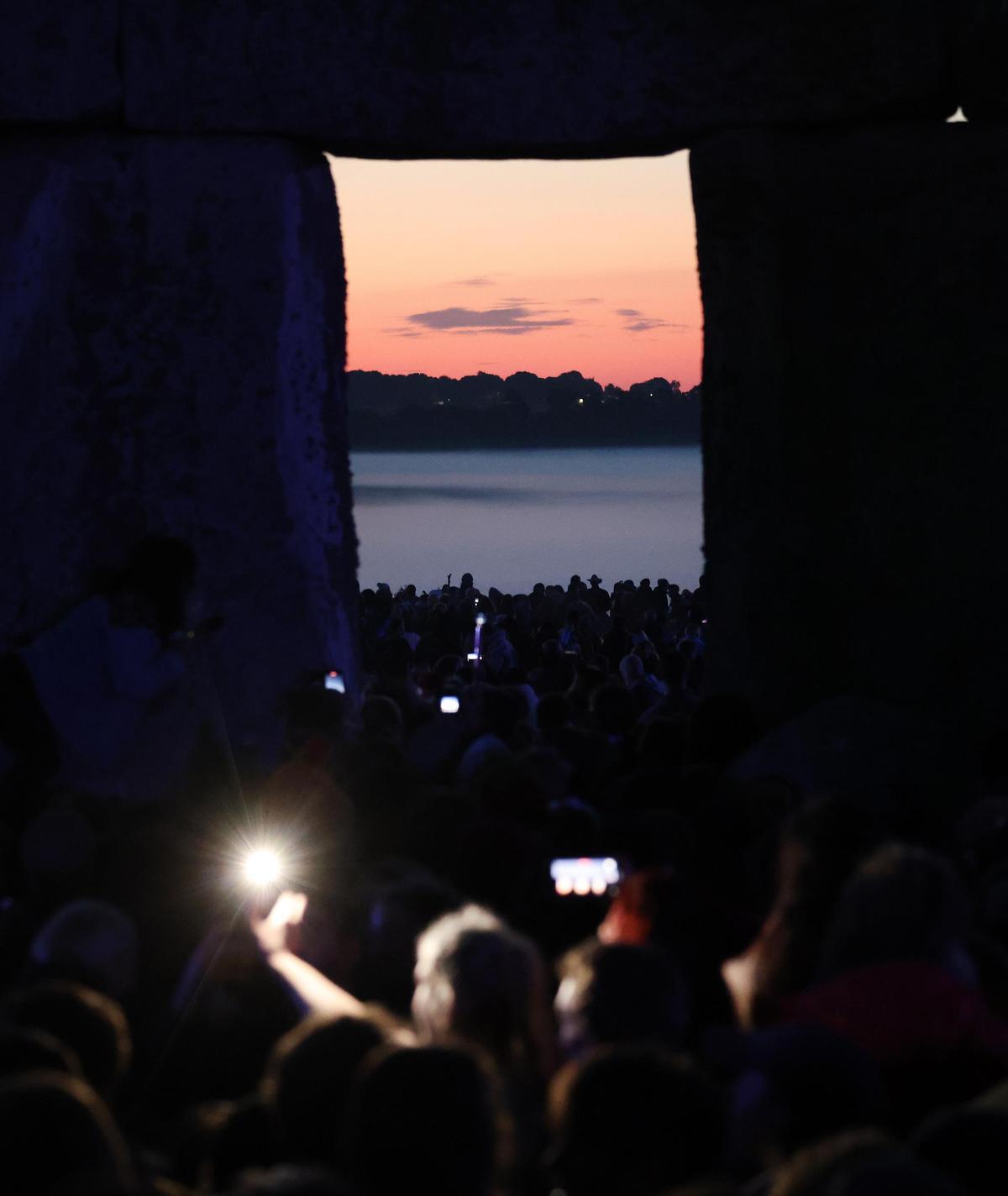 Salida del sol del solsticio de verano desde Stonehenge