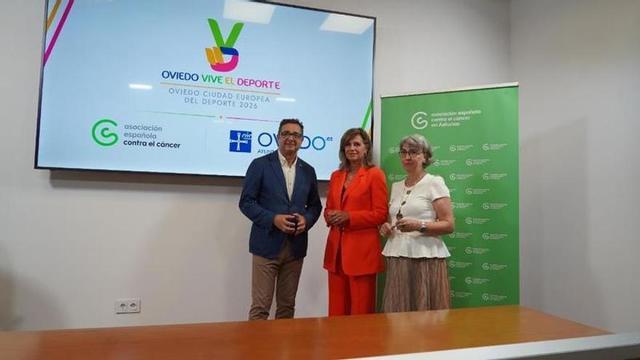 De izquierda a derecha. Julio González Zapico vicepresidente de la Asociación Española Contra el Cáncer en Asturias, Concepción Méndez concejala de Deportes y Yolanda Calero presidenta de la Asociación Española Contra el Cáncer en Asturias
