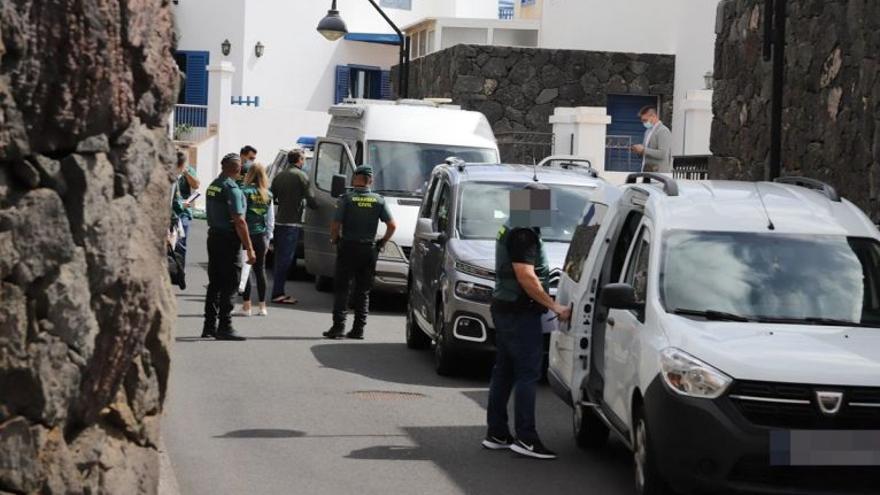 Los agentes de la UCO junto a Pedro San Ginés en el registro realizado en su vivienda de Arrecife el pasado 28 de marzo.