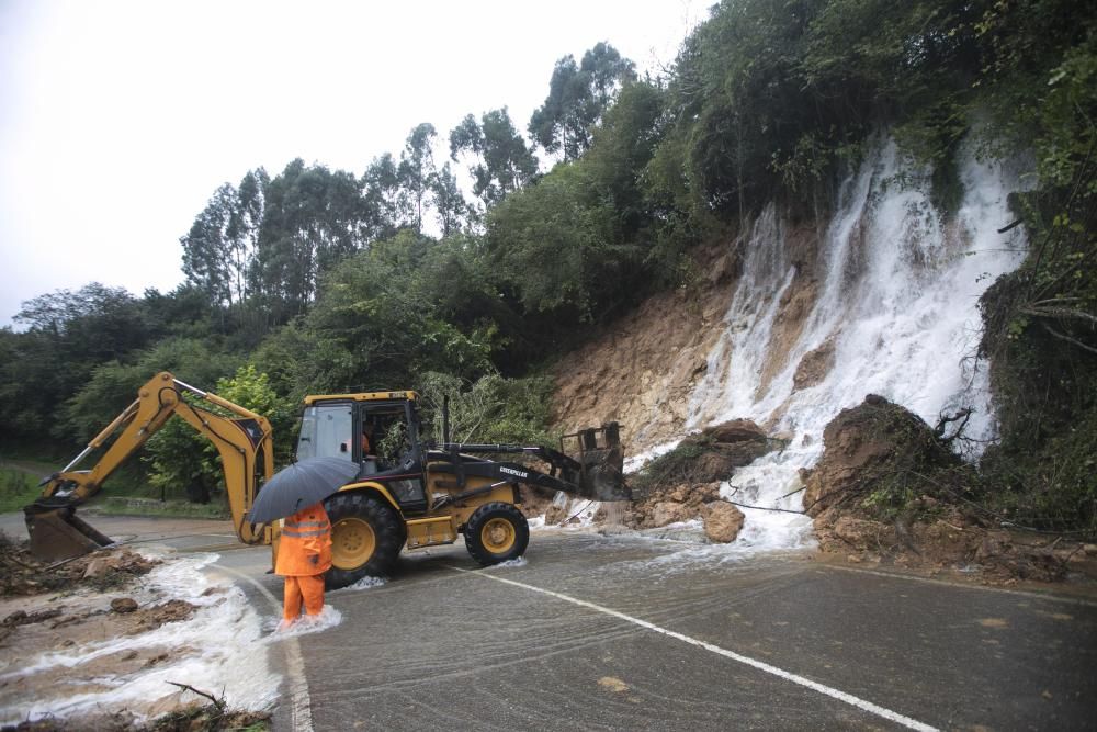 Temporal en Asturias: Las intensas lluvias dejan ríos desbordados y carreteras cortadas en el Oriente