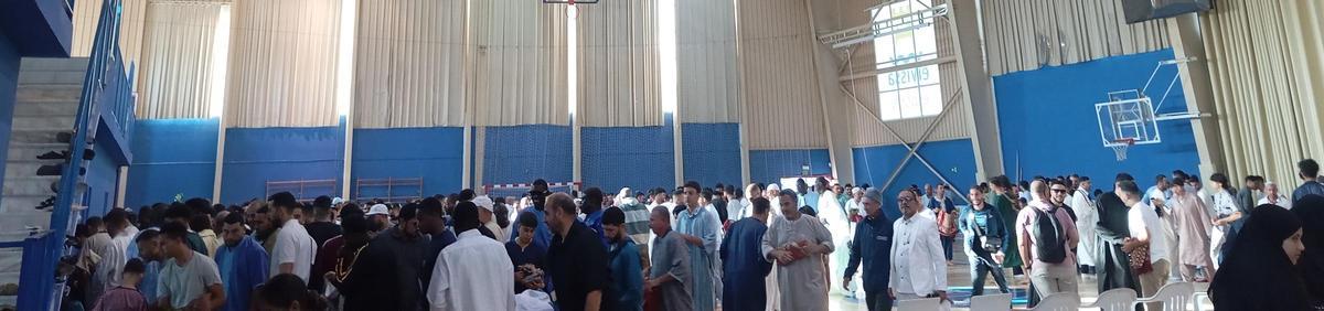 Los hombres salen del polideportivo tras el final del discurso del imam.
