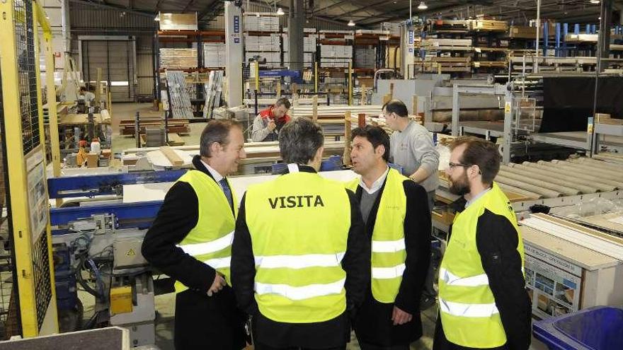 José Blanco (segundo por la derecha) en una visita a las instalaciones de la factoría. // Bernabé/Javier Lalín