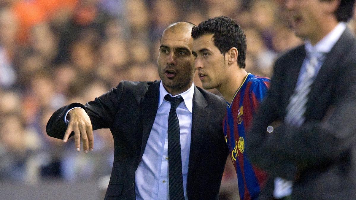 Guardiola da instrucciones a Busquets.