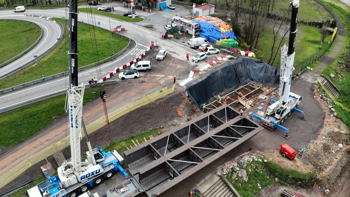 Así se colocó el primero de los cinco tramos de la estructura metálica del nuevo puente Emilio Llamedo sobre el río Sella
