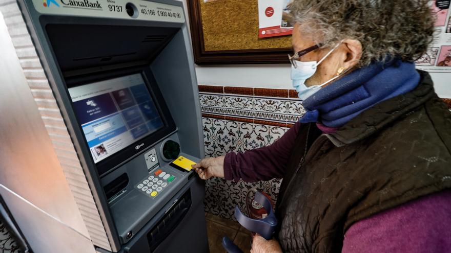 El Consell pone en marcha 14 cajeros automáticos en zonas rurales del interior de la provincia de Alicante