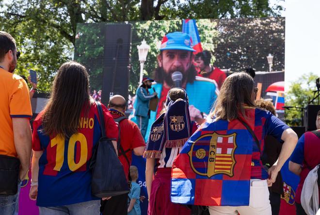 ¡Locura en Bilbao! Miles de aficionados y ambientazo en la fan zone del Barça