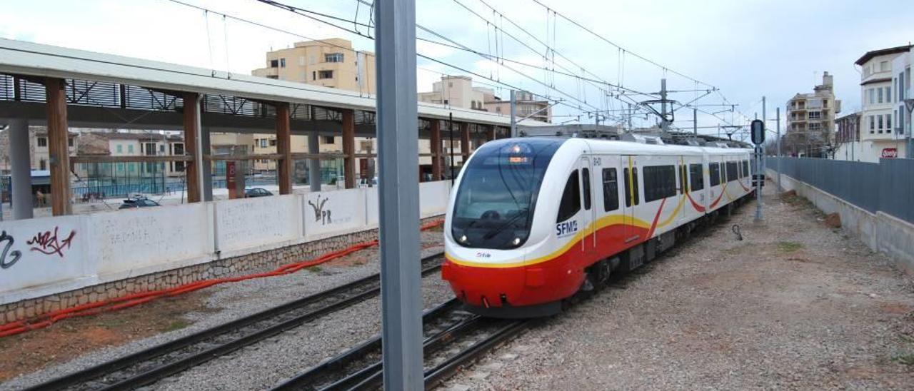 Imagen del viaje inaugural del primer tren eléctrico regresando de Inca a Palma en 2011 .