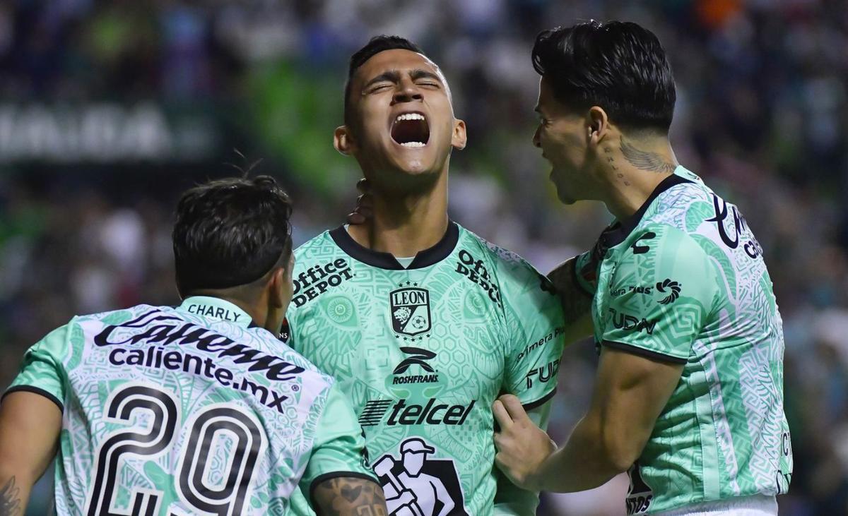 Manuel Paredes, Jesús Martínez y Martín Peláez, en el campo del Mirandés. | Área 11