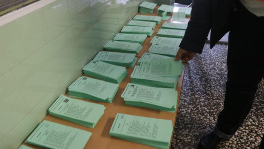 Papeletas en un colegio electoral de Málaga, durante el transcurso de las elecciones andaluzas de 2018.