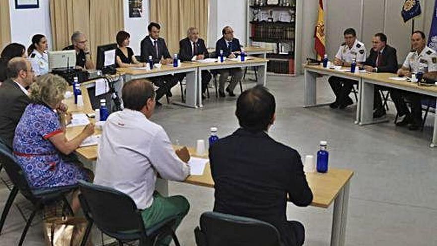 Reunión del interlocutor policial sanitario con los colectivos profesionales en la Comisaría de Policía. L. Fernández