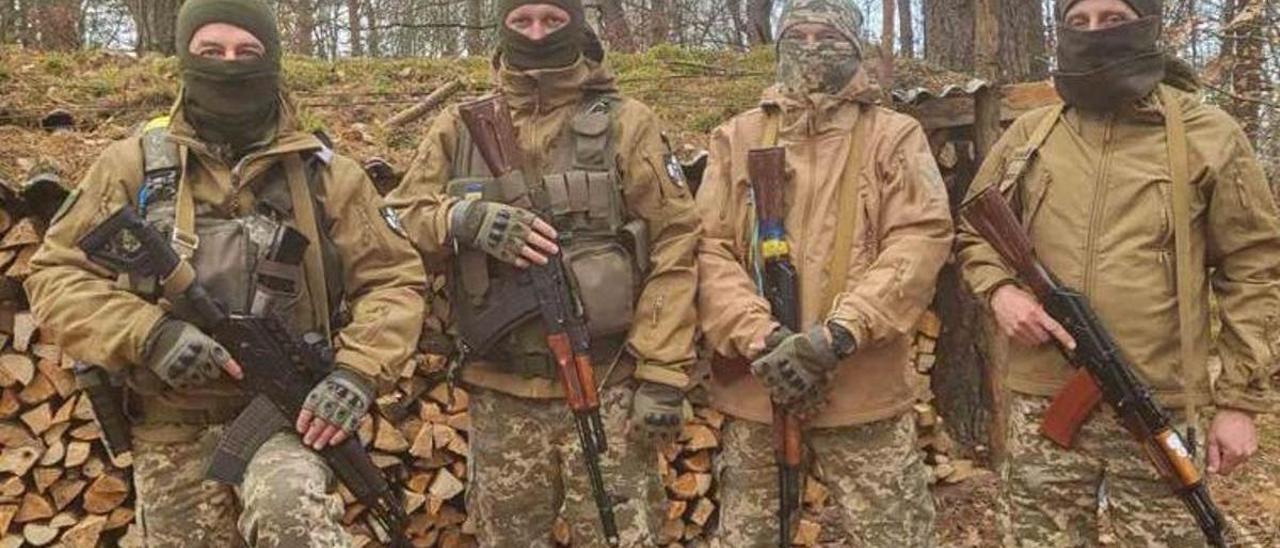 Militares ucranianos portan vestimentas enviadas por sus familias desde Madrid.
