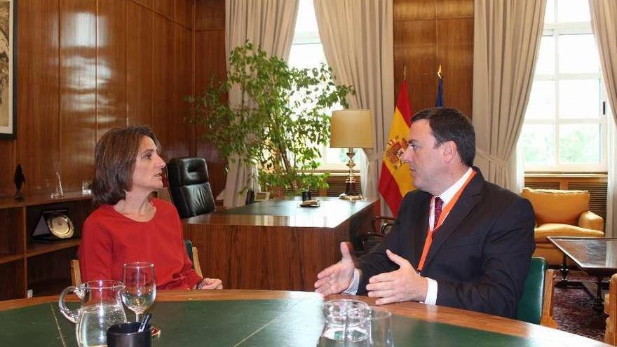 La ministra Ribera y el alcalde de As Pontes, Valentín González Formoso, en la reunión de ayer en Madrid.