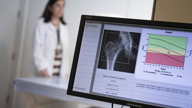 Pantalla d’una màquina de densitometries a l’Hospital de Bellvitge. | FERRAN NADEU