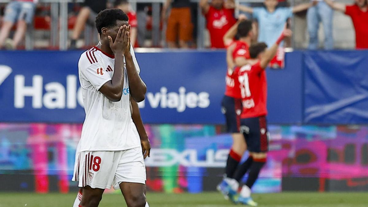 El sevillista Lucien Agoume, con las manos en el rostro tras la remontada de Osasuna.