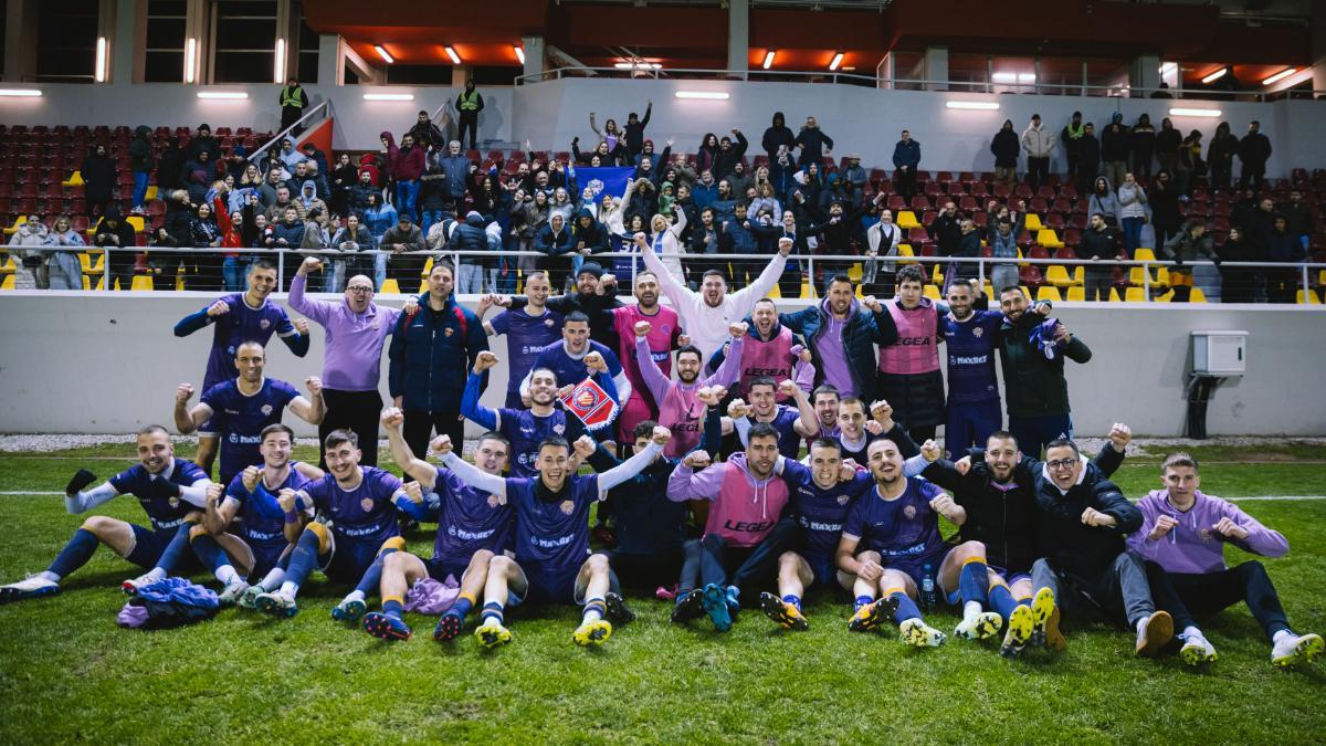 La plantilla del Fans United celebra la victoria tras el partido