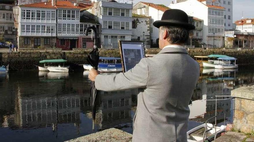 El guía recrea, ayer, al pintor Lloréns y compara el cuadro &#039;Las tres barcas&#039; con la vista actual.