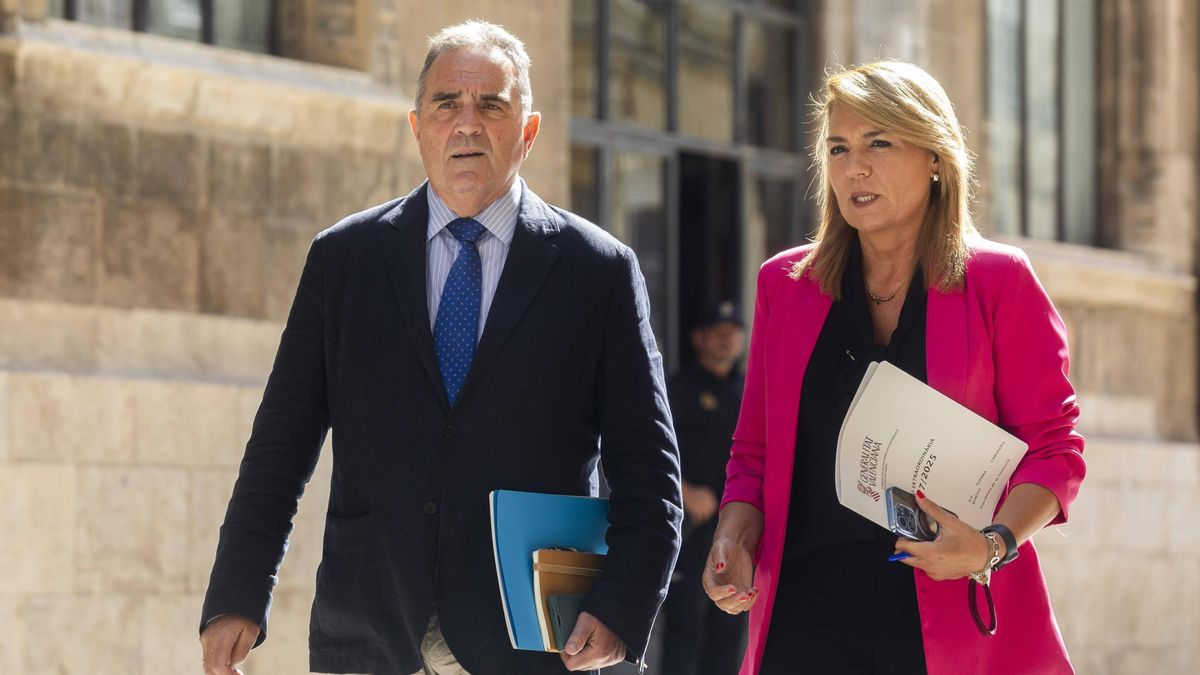 Gan Pampols y Camarero salen del pleno del Consell y acuden a la rueda de prensa posterior, este jueves.