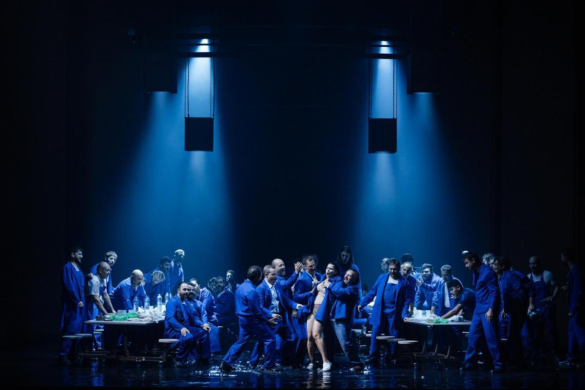 En la temporada que celebra el 25 aniversario de la reapertura del Teatro, el Liceu estrena una nueva producción del artista residente del Teatro, Àlex Ollé, de la ópera Lady Macbeth de Mtsensk de Dmitri Shostakovich.