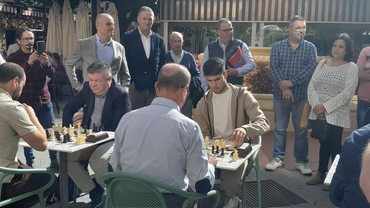 Carlos Alcaraz juega al ajedrez en la Plaza de Flores de Murcia.