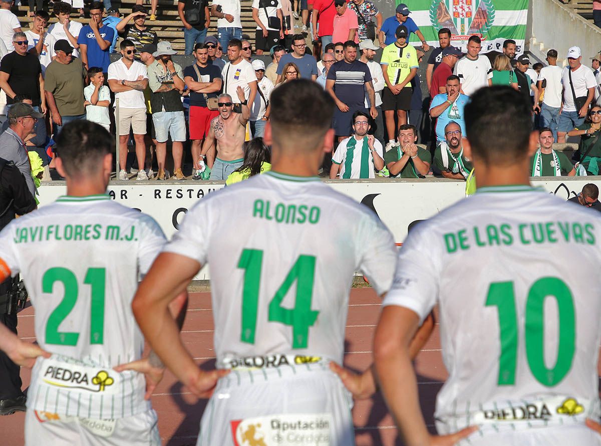 Aficionados cordobesistas piden explicaciones a los jugadores.