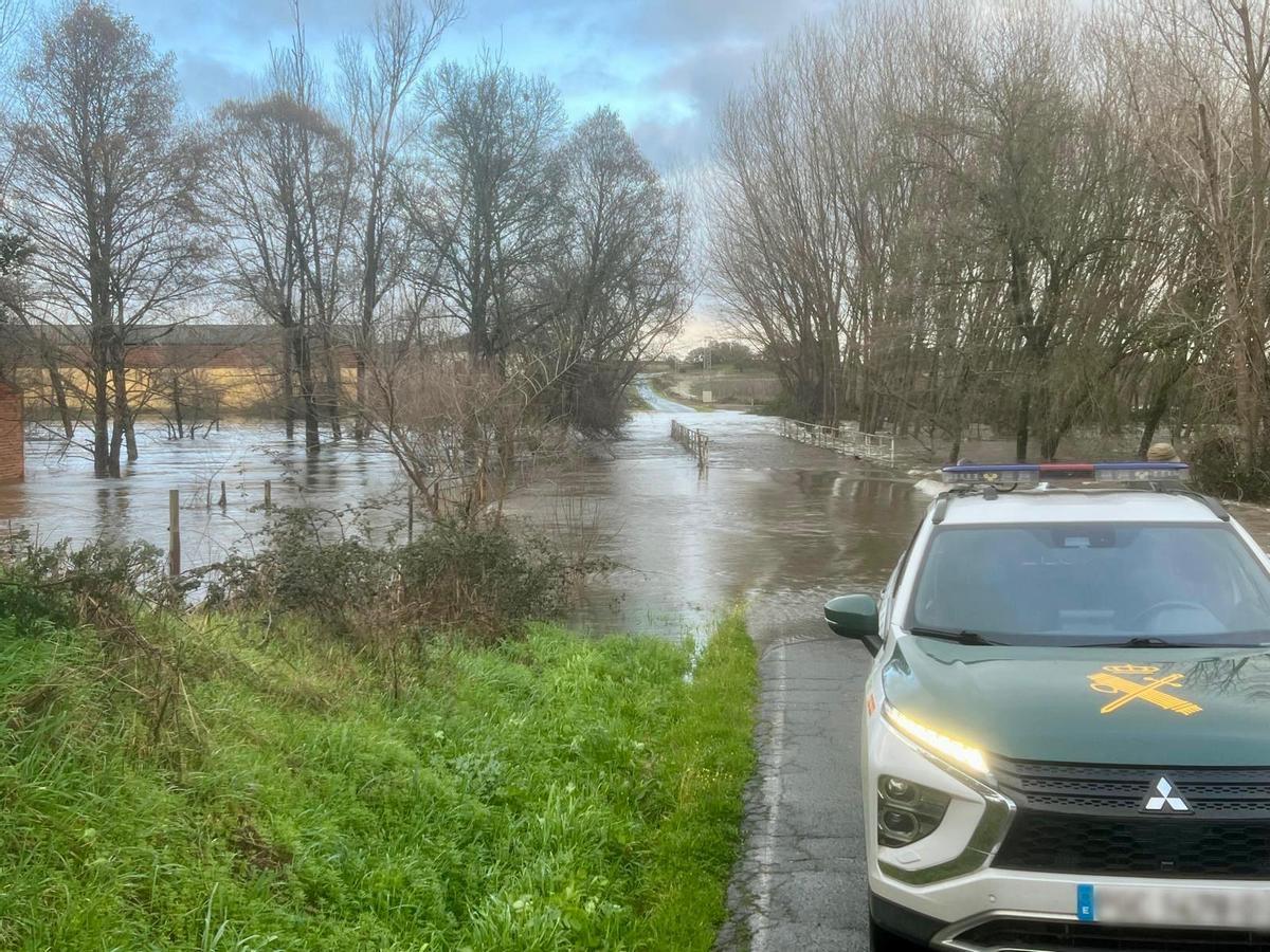 Camino vecinal que une la localidad de Valdeíñigos con la carretera EX-389