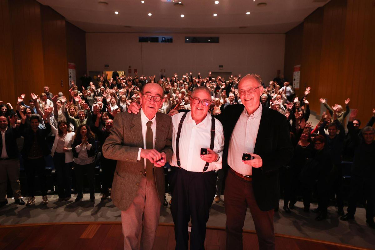 Joan Marí 'Murenu', Victorí Planells e Isidor Marí, con sus medallas y el público detrás.