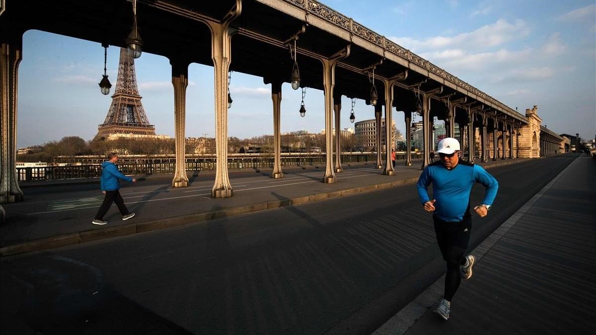 Corredores en el puente de Bir-Hakeim, cerca de la Torre Eiffel, la semana pasada.