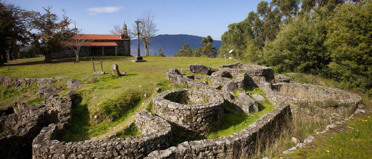 Castro de Troña, con la ermita del Dulce Nombre de Jesús al fondo.