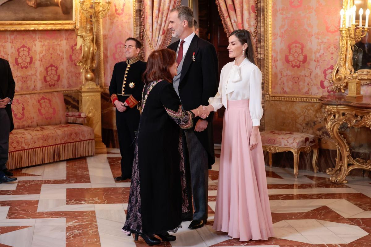 La reina Letizia en la recepción con el cuerpo diplomático