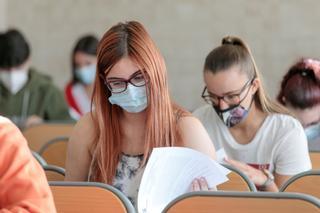 Sanidad recomienda hacer la EBAU con una distancia de 1,5 metros y ventilar las clases