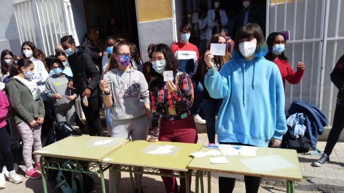 Actividades solidarias y una recogida de alimentos en el IES Ramón y Cajal