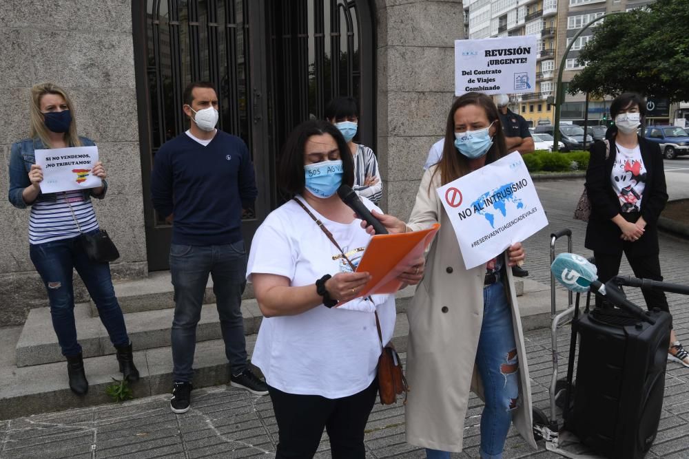 Las empresas del sector denuncian haber quedado "en un segundo plano" frente a los intereses de los grandes grupos turísticos y afirman sentirse "desprotegidos".