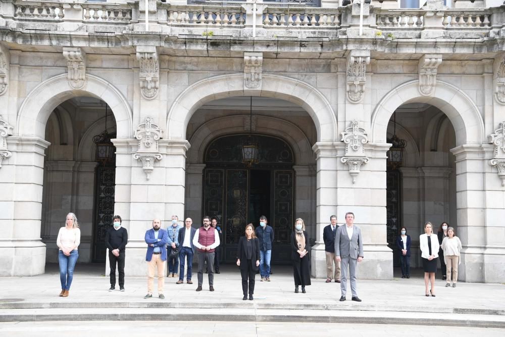 Con motivo de esta jornada de luto oficial, las banderas del palacio municipal ondean este lunes a media asta.