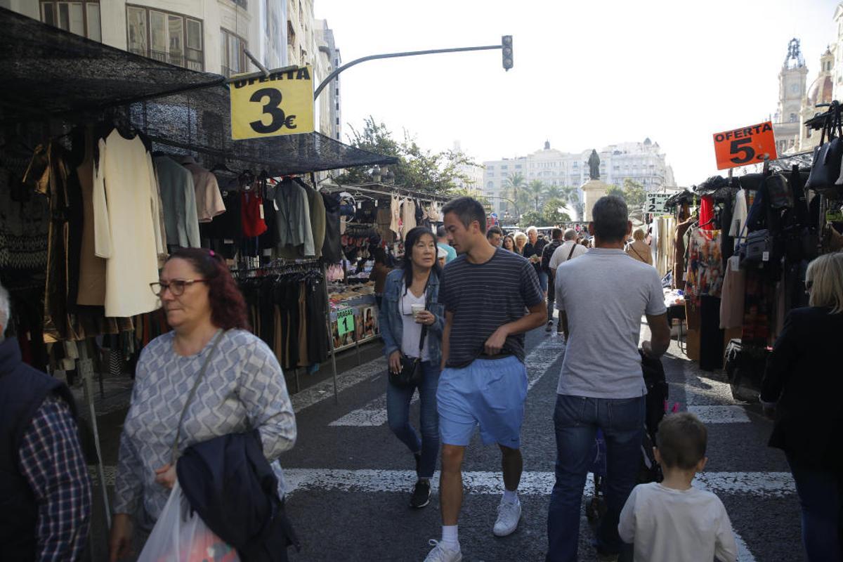 Mercadillo en la plaza del Ayuntamiento de València Mercadillo en la plaza del Ayuntamiento de València