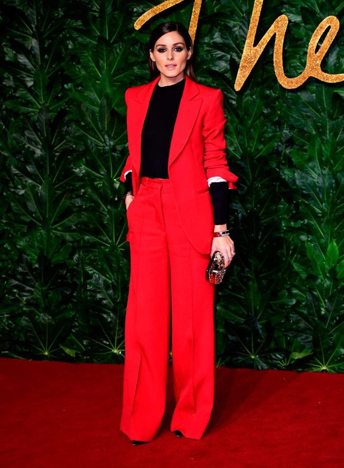 Olivia Palermo en los British Fashion Awards 2018 con traje rojo de Victoria Beckham