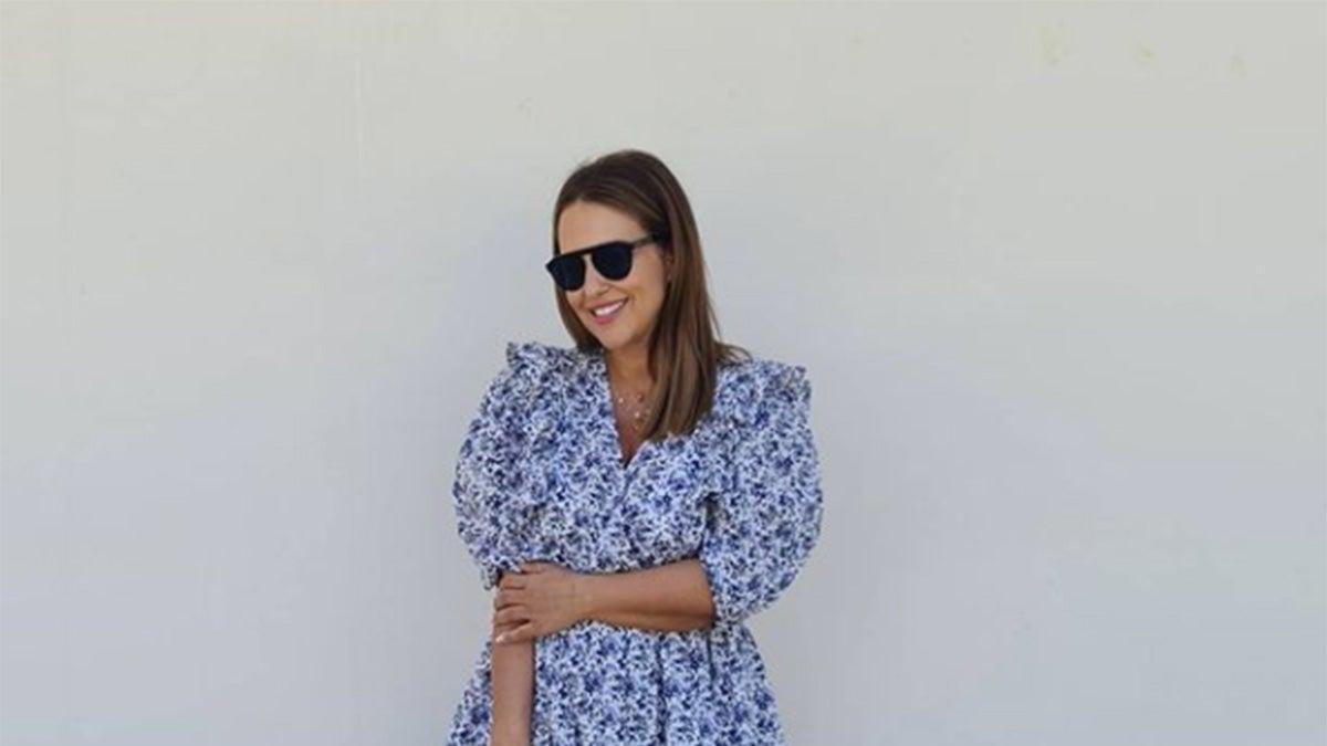 Paula Echevarria con vestido de flores y accesorios en blanco