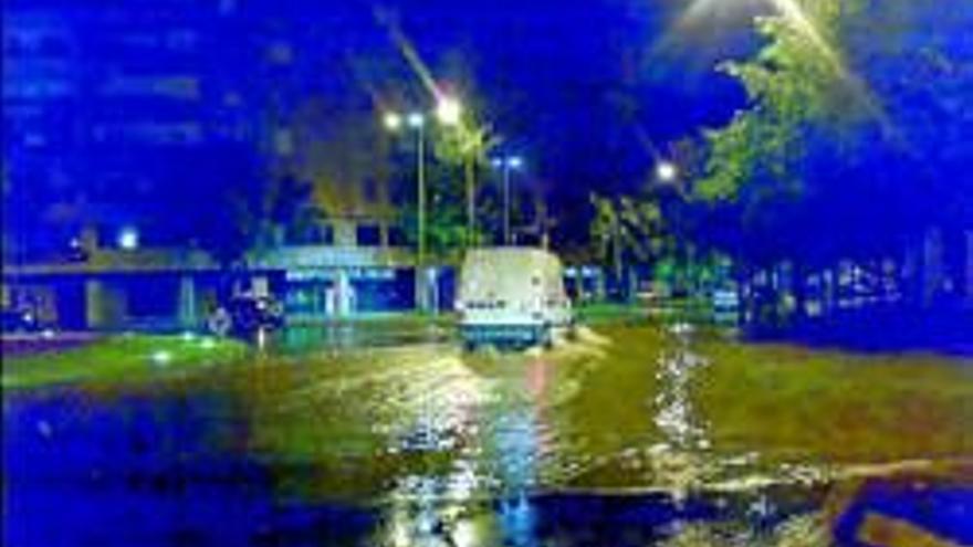 El agua de una tubería averiada inunda la plaza de la Molineta