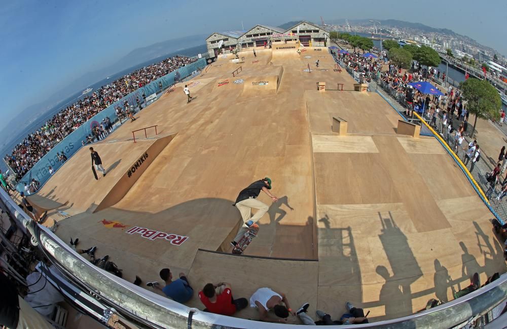 El festival de deportes urbanos atrajo ayer a As Avenidas a miles de personas para presenciar las espectaculares actuaciones de los participantes en pruebas de skate, bicicleta y motocross