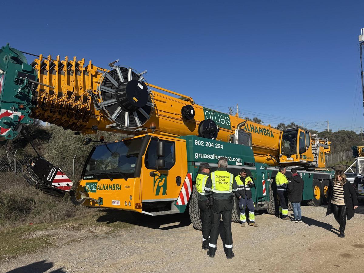 Una de las grúas que intervienen en el operativo.