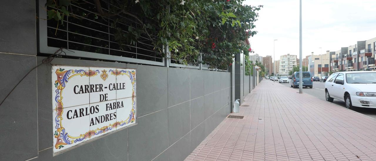 Imagen de la placa con el nombre de Carlos Fabra Andrés en 'su' calle.