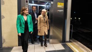 La consellera Sílvia Paneque, el consejero delegado de TMB, Xavier Flores, y la delegada del Gobierno, Pilar Díaz, en la parada de metro de la L1 de Espanya