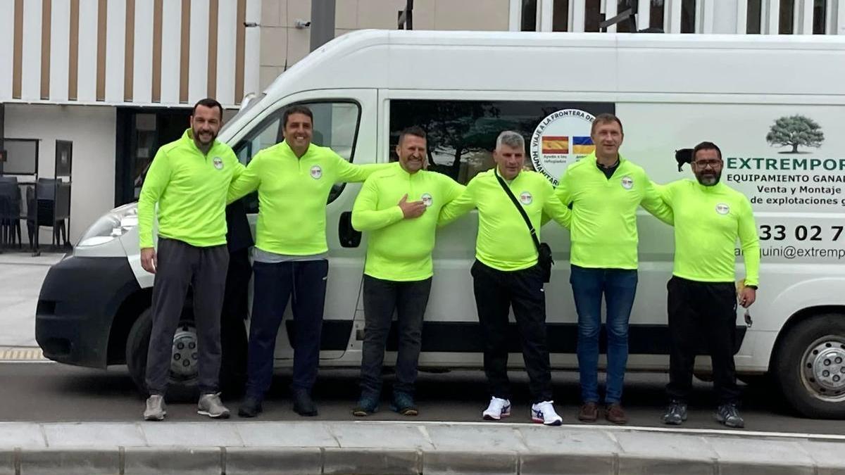 Los seis voluntarios que han organizado el viaje, justo antes de partir.